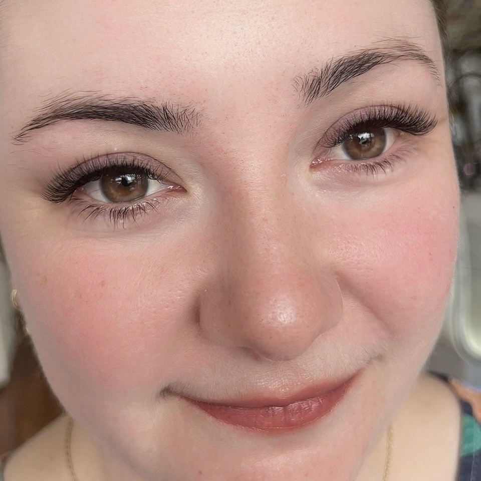 Hybrid volume lash extensions